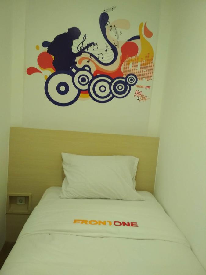 Djo Front One Inn Bengkulu Exterior photo